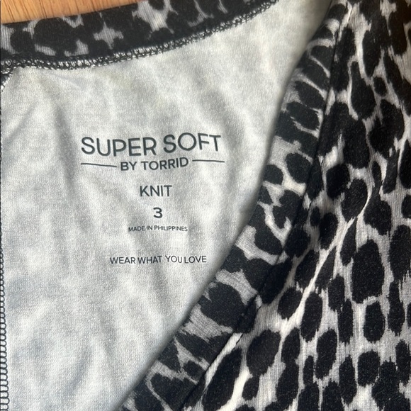 Torrid Black and White Leopard Print Blouse - Picture 2 of 4